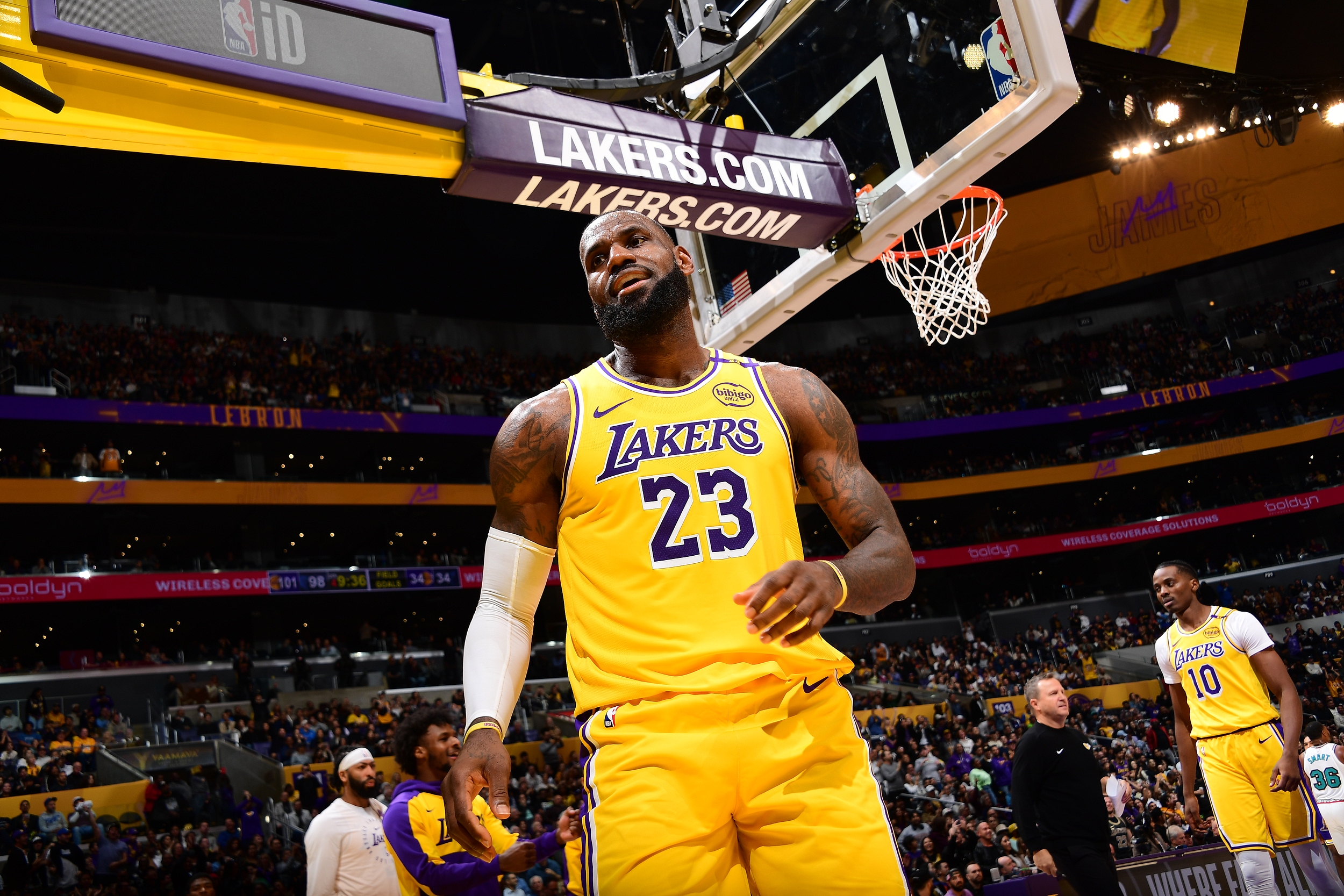 美记：如果湖人不进一步补强阵容，詹姆斯可能会在训练营开始前强行要求离队